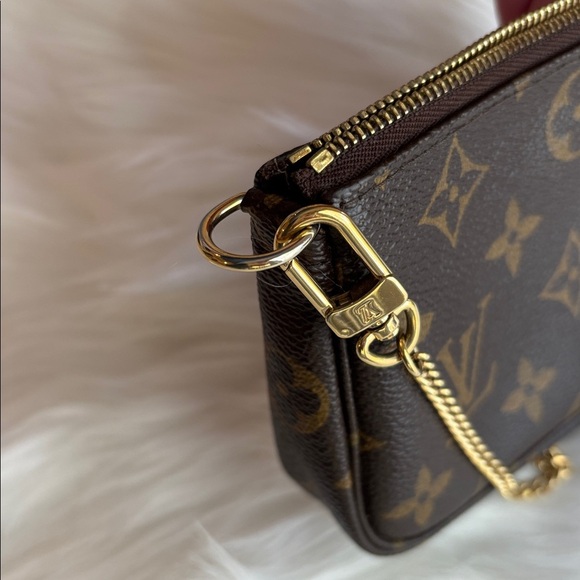 AUTH. Louis Vuitton Monogram Mini Pochette Accessoires PRISTINE clutch wristlet - Picture 11 of 13